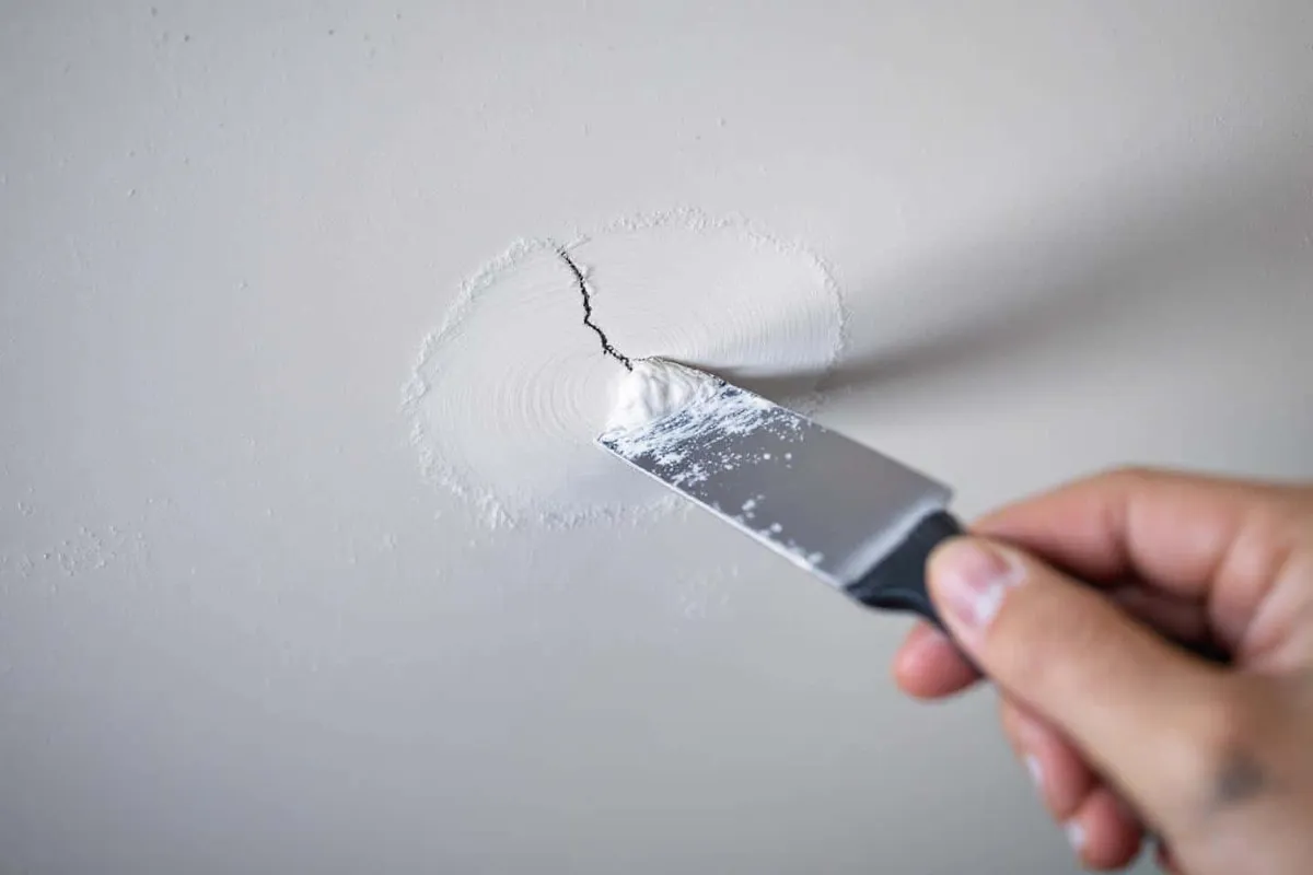 Kleine scheurtjes in het plafond: een praktische handleiding voor herstel