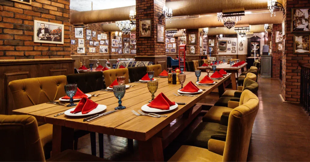 Kleine handelingen, grote betekenis: wat een teruggeduwde stoel over u zegt